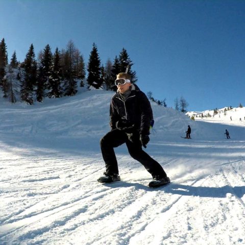Snowfeet – Short Ski Skates Skier skiing on Snowfeet mini skis